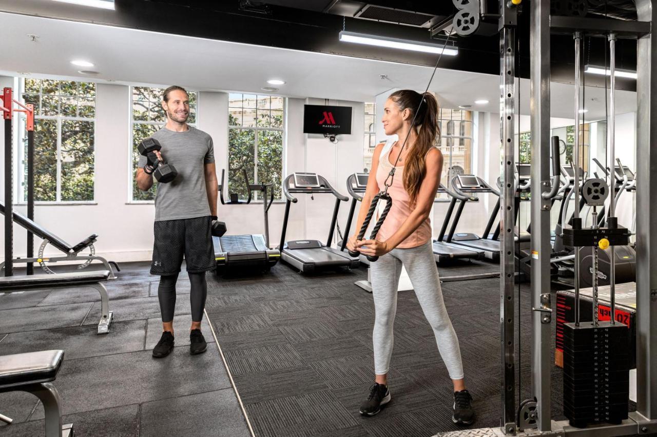 โรงแรมแมริออท ซิดนีย์ ฮาร์เบอร์ แอท เซอร์คิวลาร์ คีย์ ภายนอก รูปภาพ Personal trainer with a client