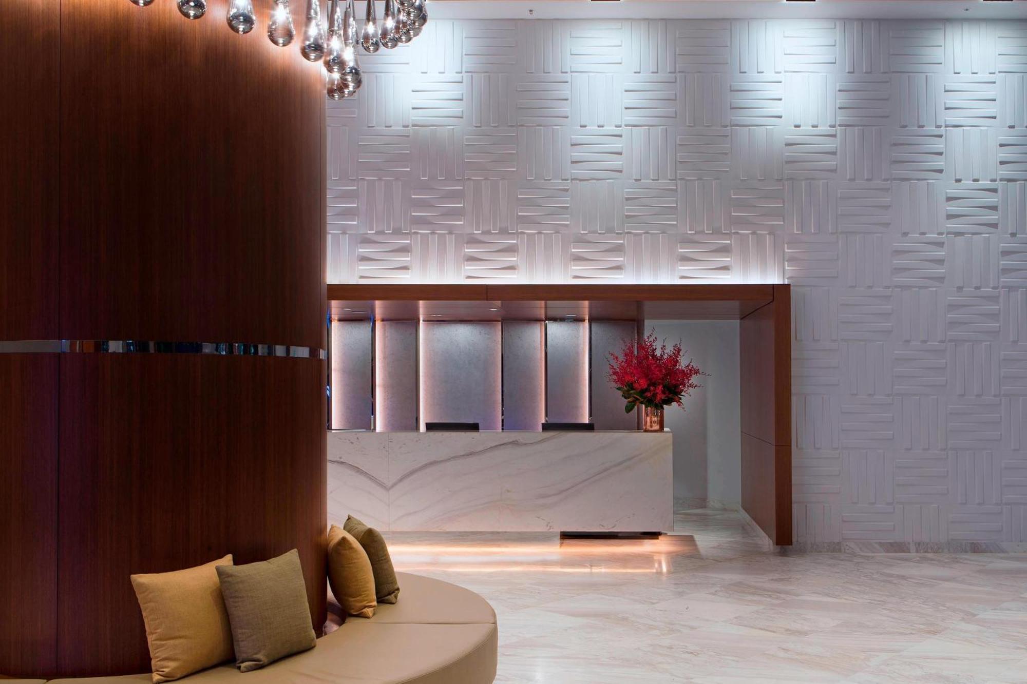 โรงแรมแมริออท ซิดนีย์ ฮาร์เบอร์ แอท เซอร์คิวลาร์ คีย์ ภายนอก รูปภาพ The lobby of the hotel