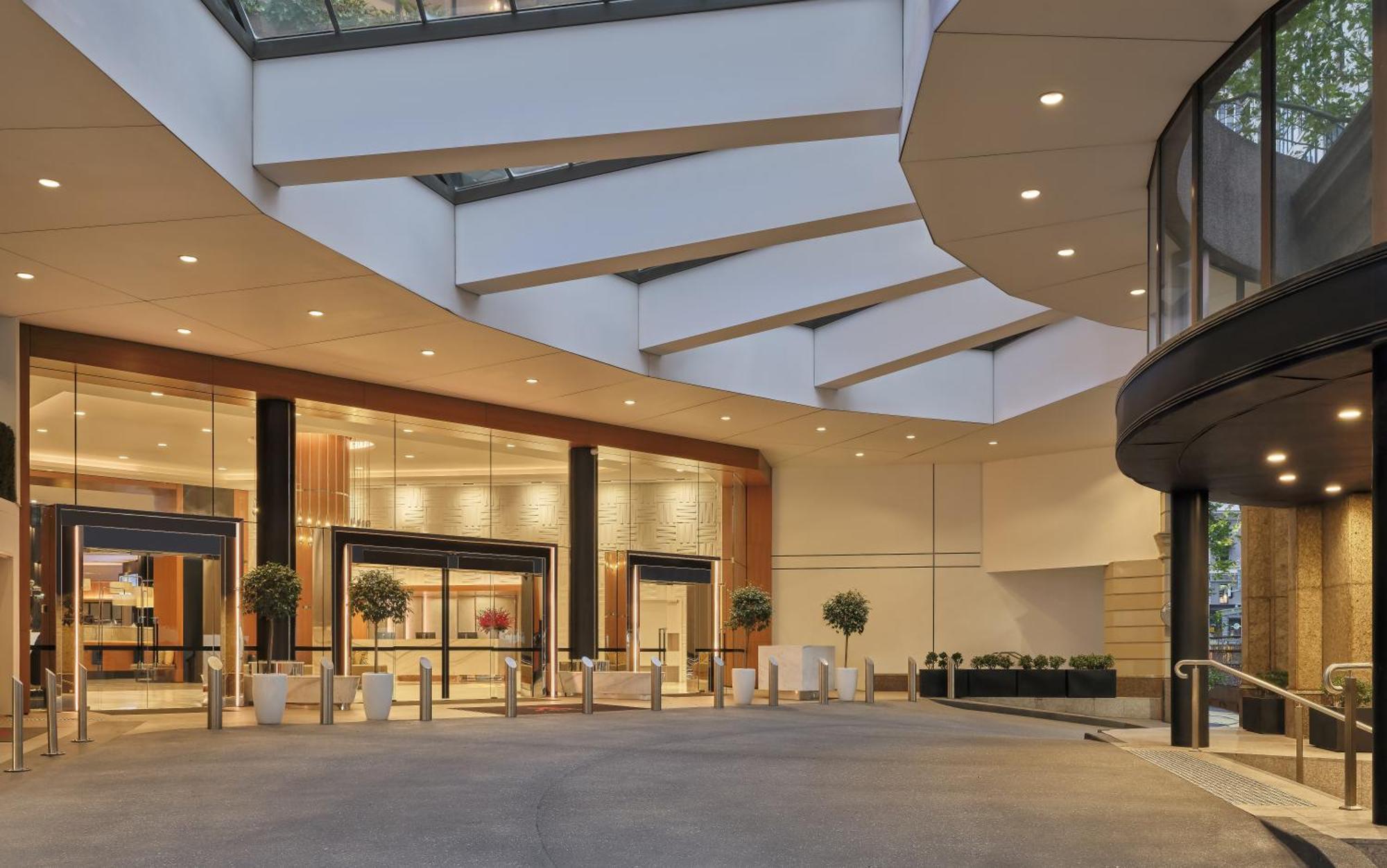 โรงแรมแมริออท ซิดนีย์ ฮาร์เบอร์ แอท เซอร์คิวลาร์ คีย์ ภายนอก รูปภาพ The entrance to the hotel